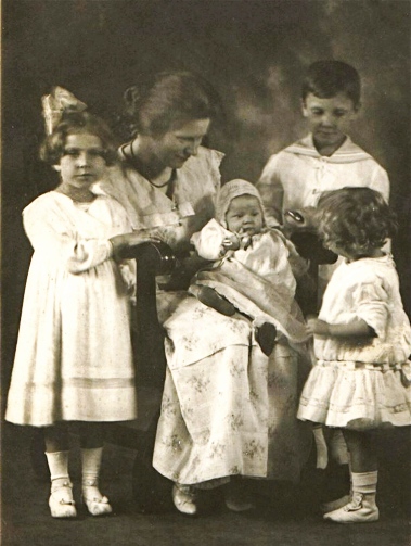 G 3  Frieda,baby Gertrude,Karl,LouiseSch  Aunt Louise&kids